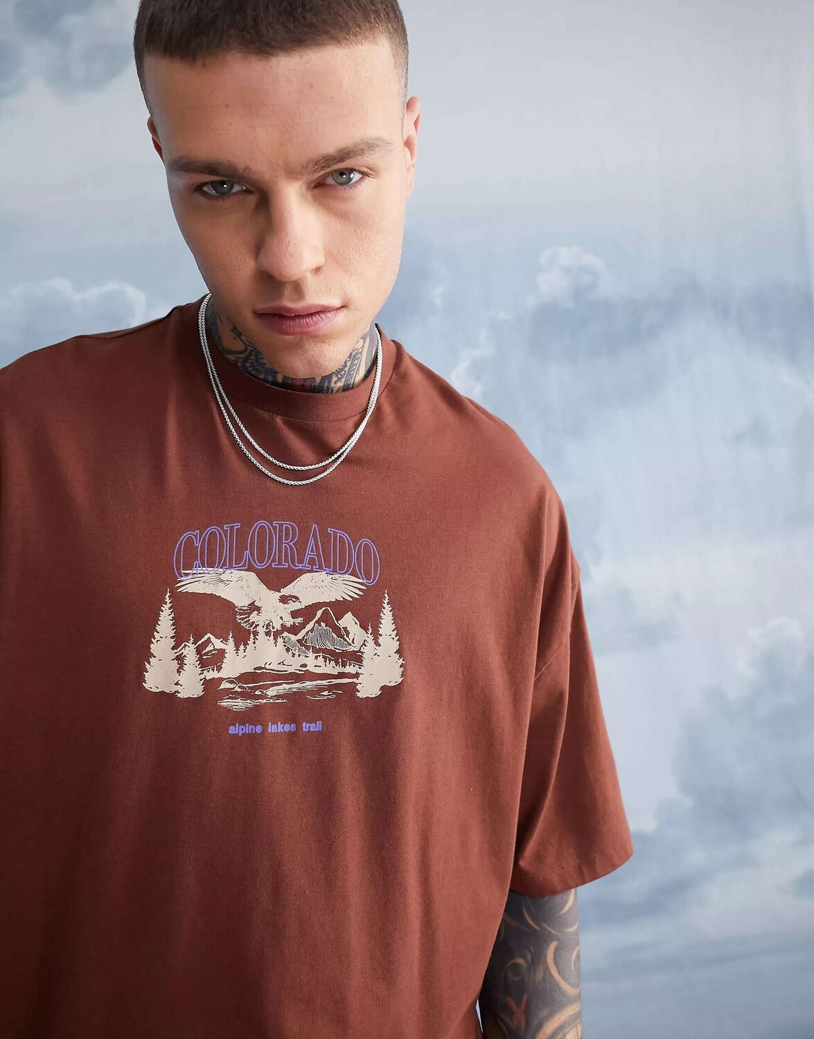 

Коричневая оверсайз-футболка с городским принтом на груди ASOS
