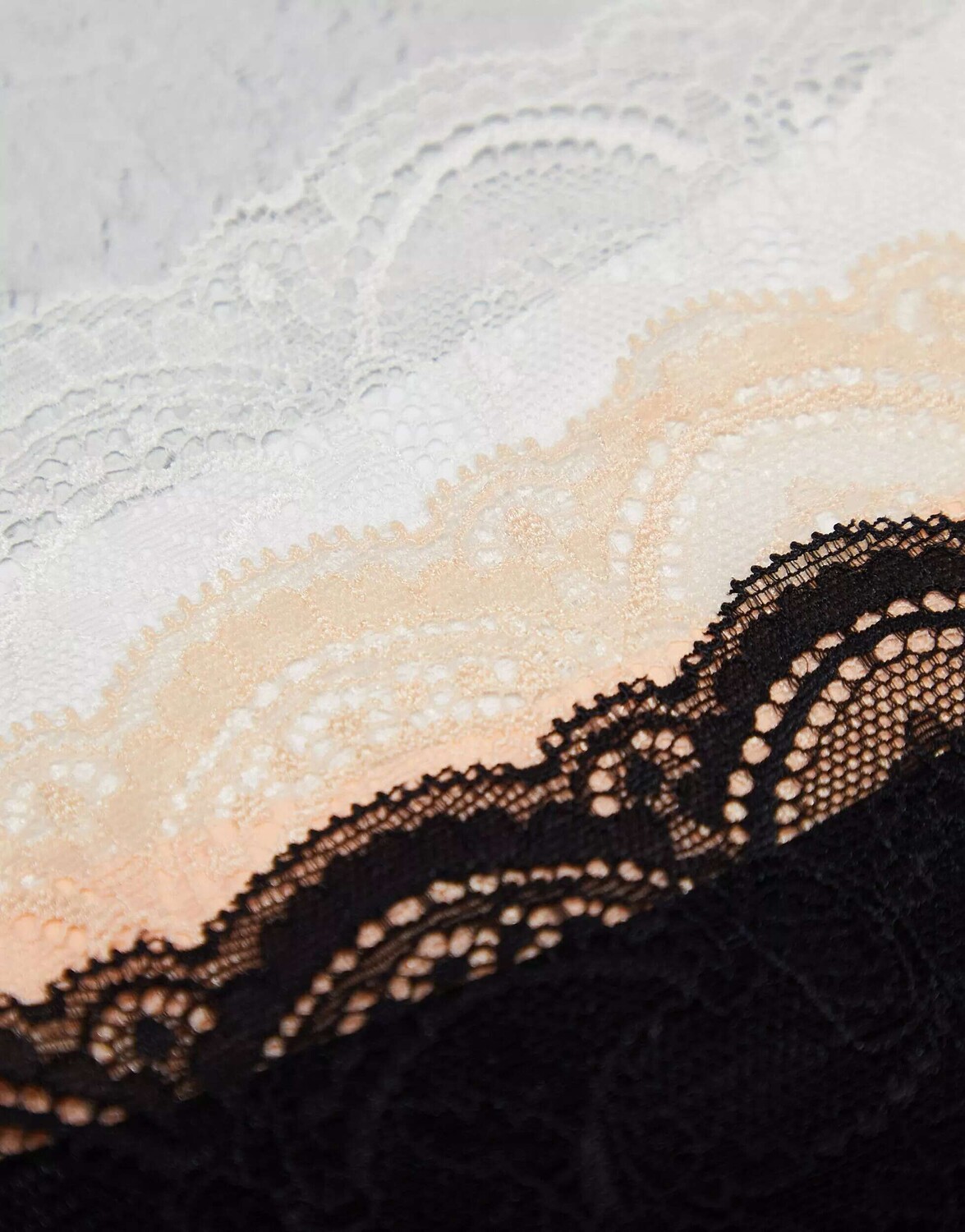 

Комплект из 3 трусов ASOS Curve черного, белого и бежевого цвета без VPL и кружева