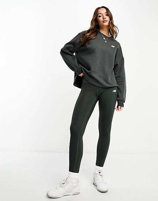 

Черный свитшот оверсайз New Balance Linear Heritage