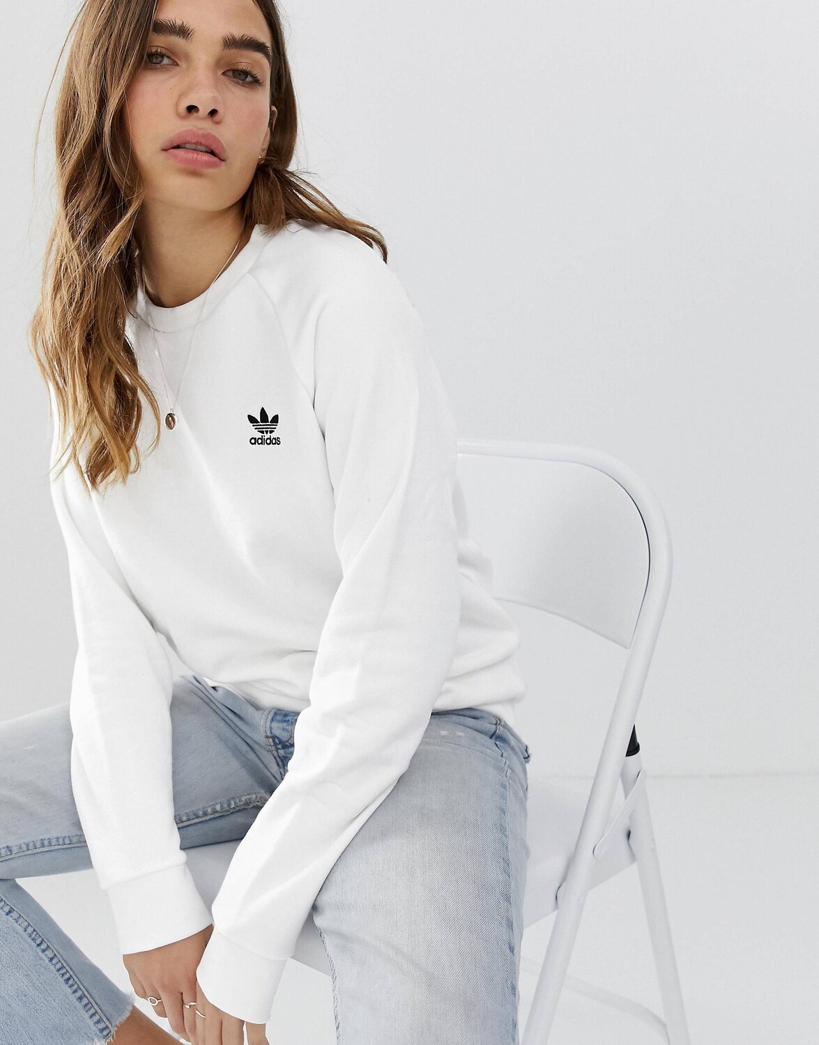 

Белая толстовка с круглым вырезом adidas Originals Essentials