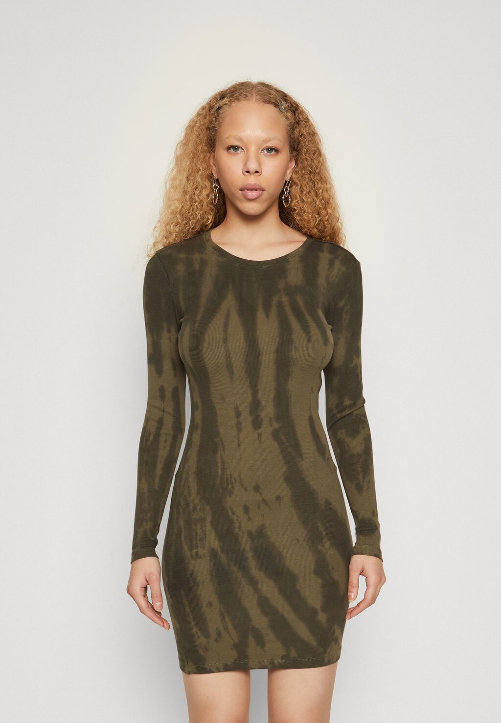 

Платье шифт ONLY ONLAILA TIE DYE DRESS, черный/каламата