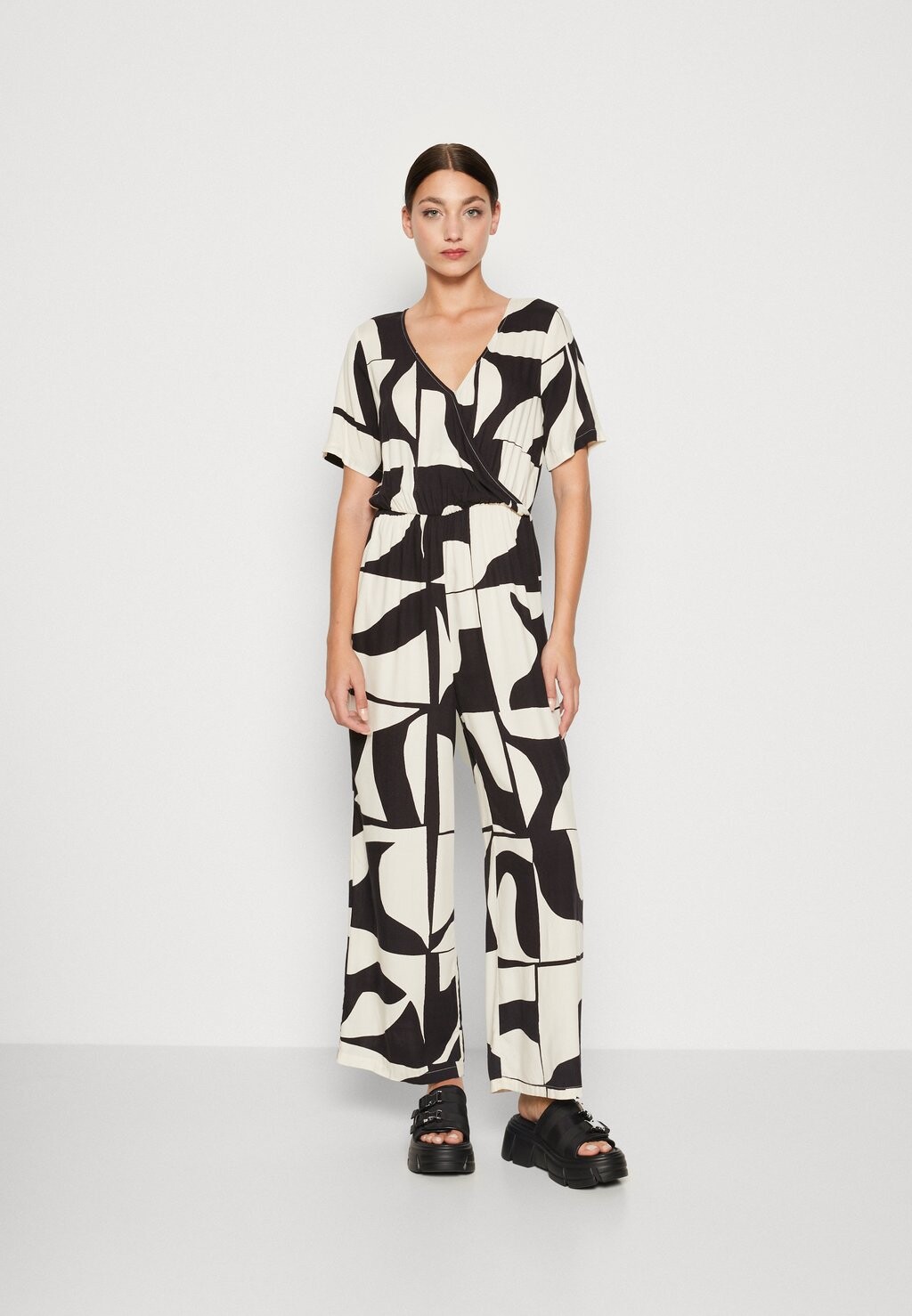 

Комбинезон Monki, черно-белый