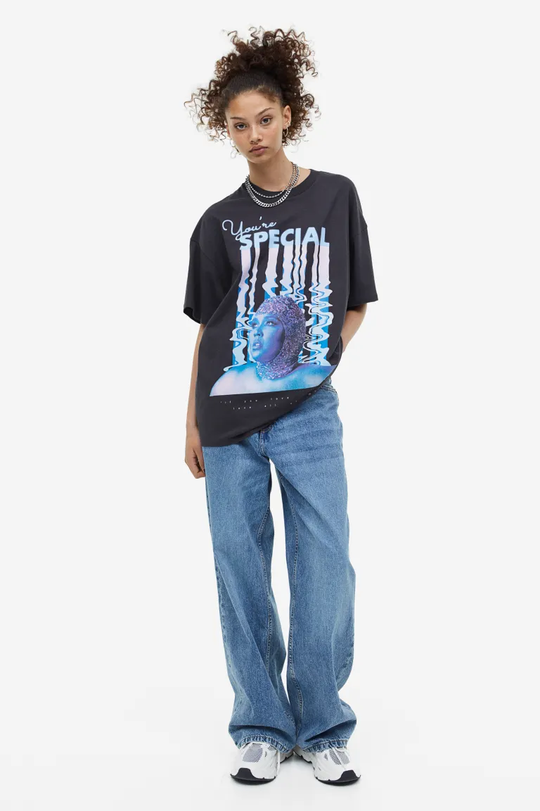 

Объемная футболка с принтом H&M, черный