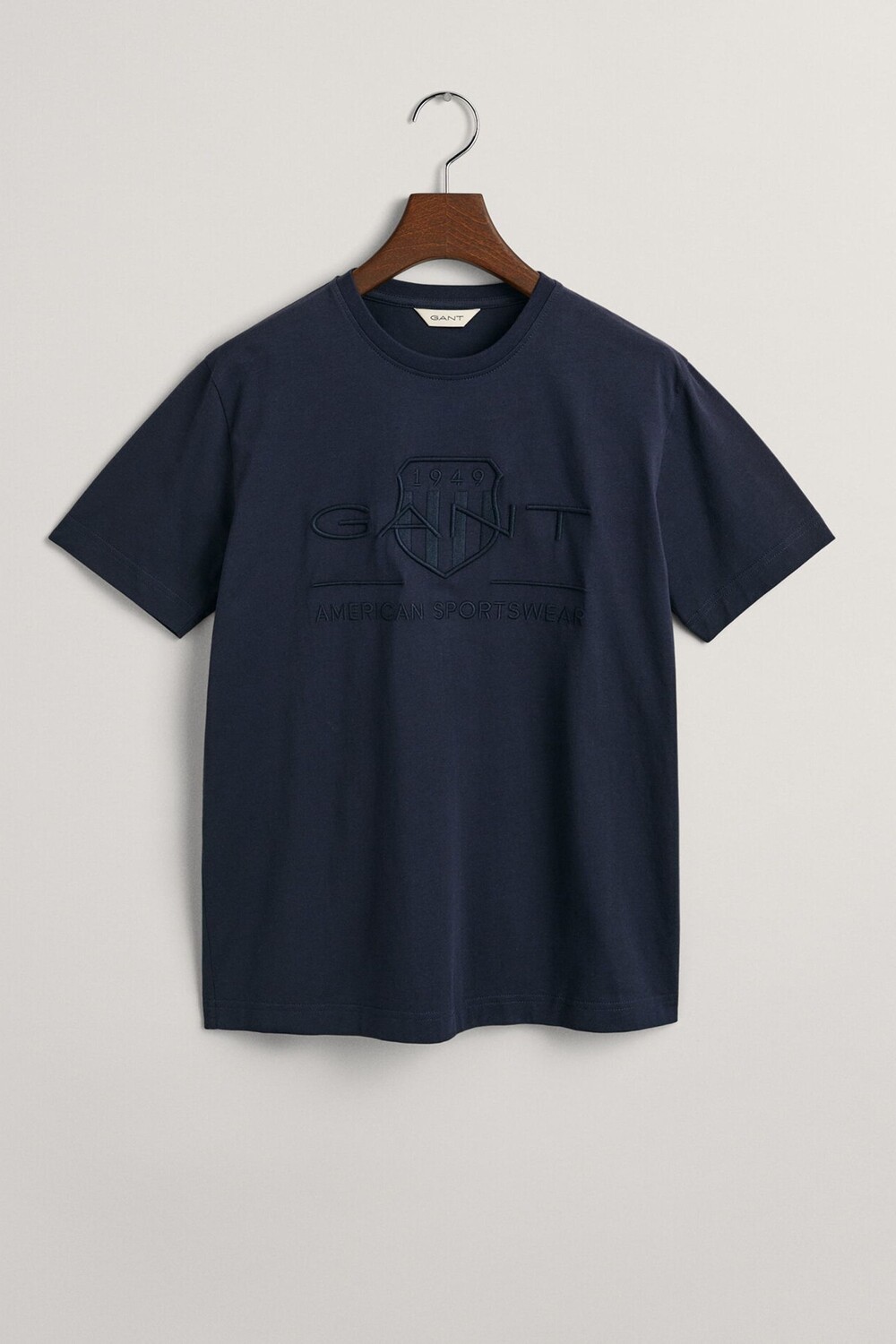 

Футболка Gant с логотипом и щитом этого цвета GANT, синий