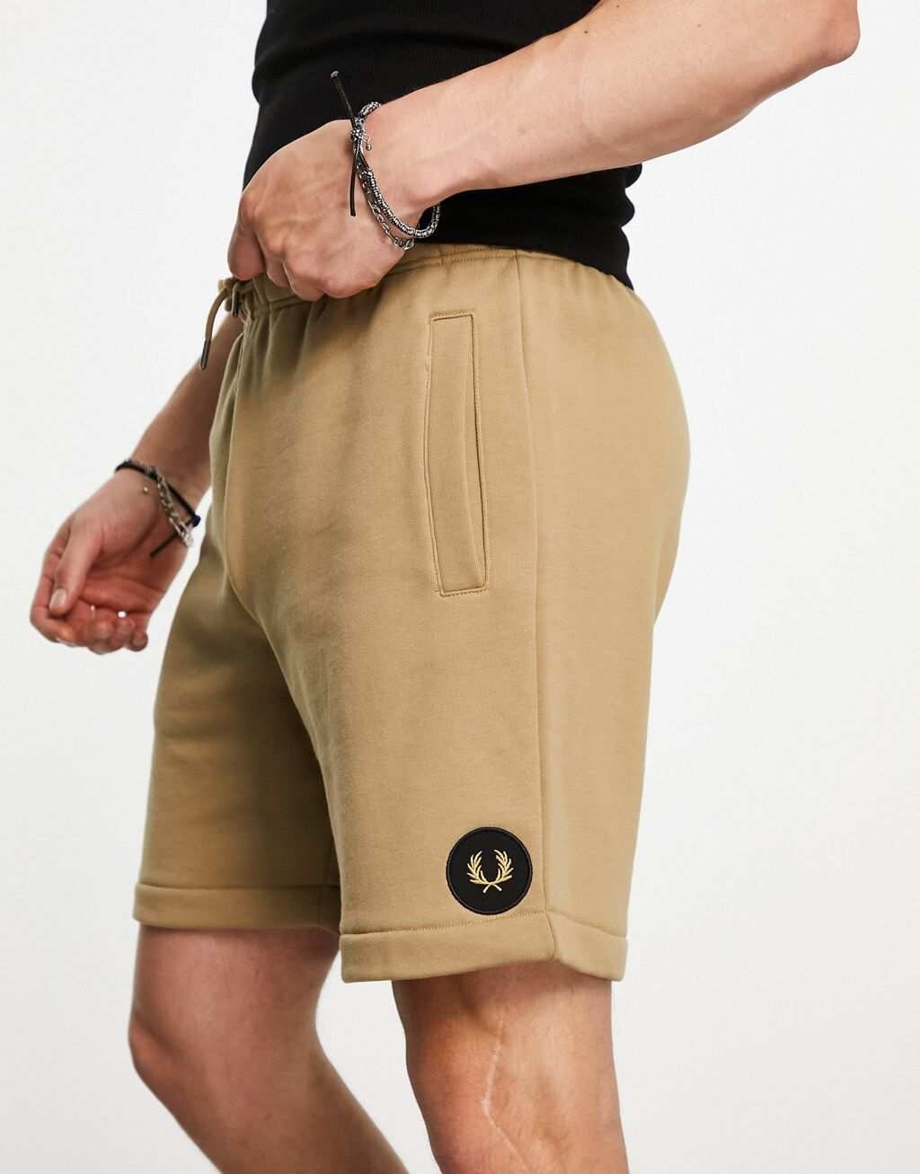 

Теплые бежевые шорты с лавровыми нашивками Fred Perry