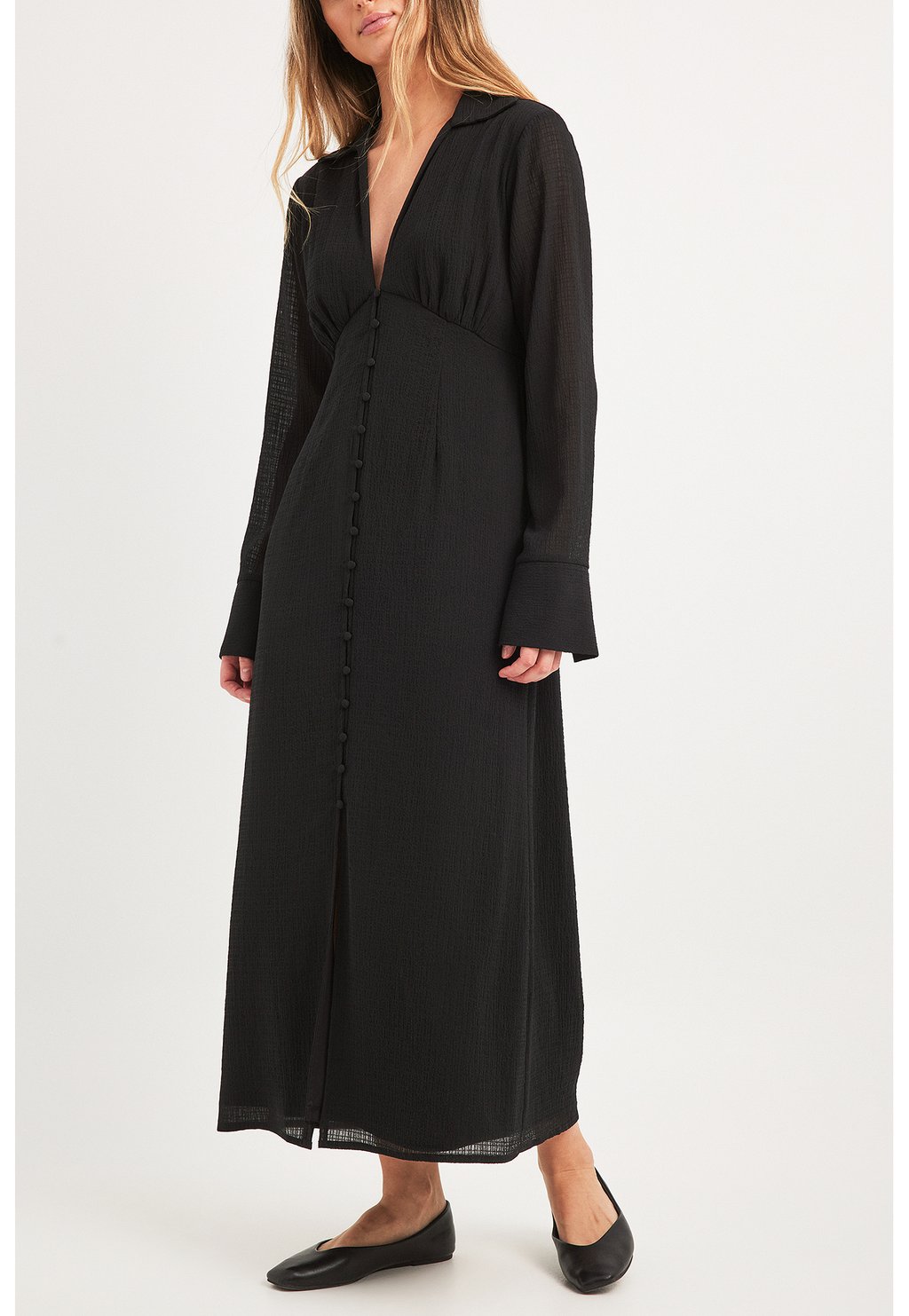 Платье-блузка MIT V-AUSSCHNITT UND KNOPFLEISTE NA-KD, цвет black блузка na kd drapierte mit v rücken цвет champagne