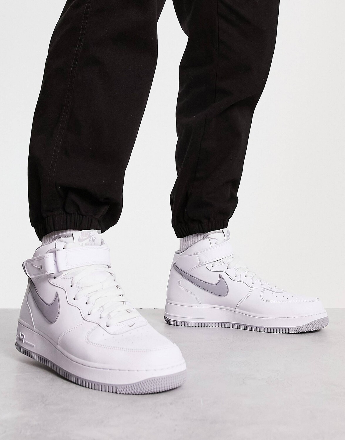 

Бело-серые кроссовки Nike Air Force 1 Mid