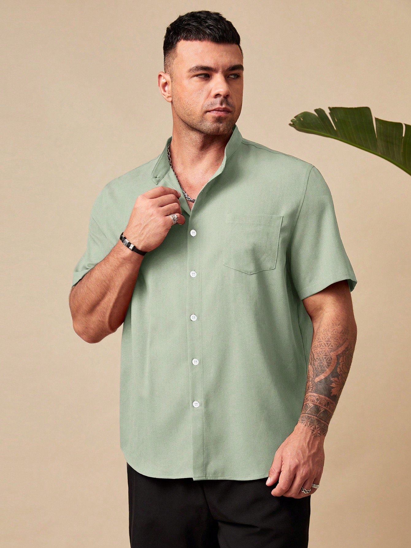 цена Manfinity Homme Мужская рубашка свободного кроя больших размеров на пуговицах с короткими рукавами и накладными карманами больших размеров, зеленый