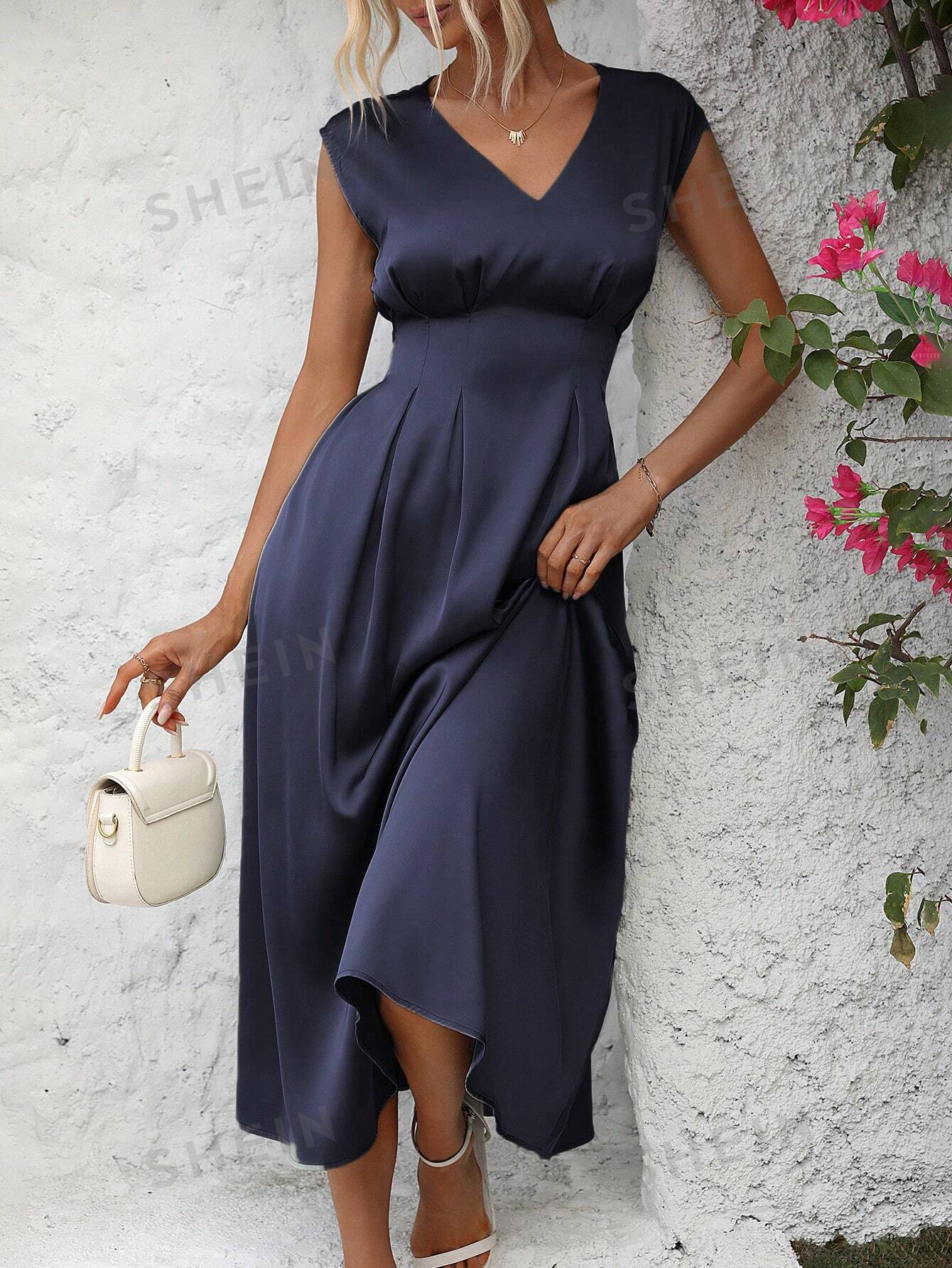 Женское однотонное платье-трапеция с присборенной талией и складками, темно-синий