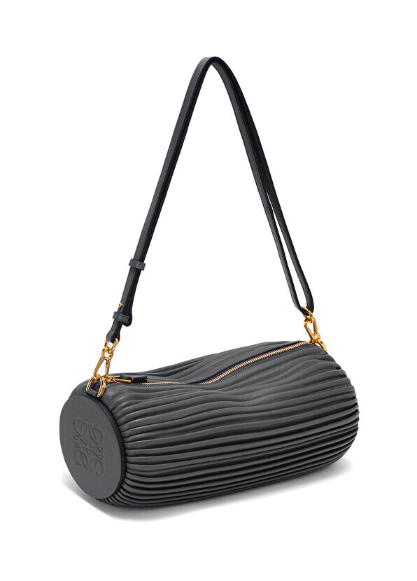 

Черная женская кожаная сумка Loewe