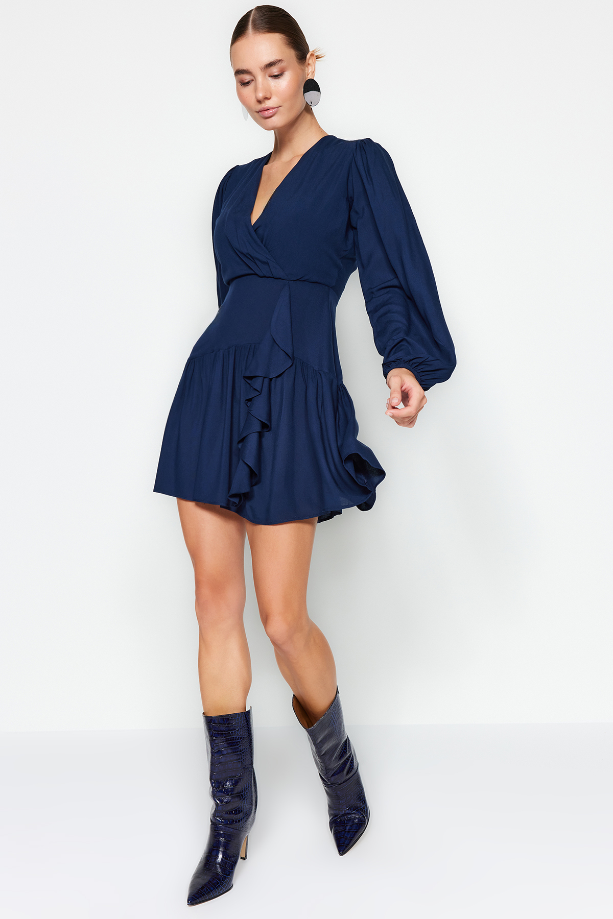 Платье Trendyol с воланами, темно-синий цена и фото