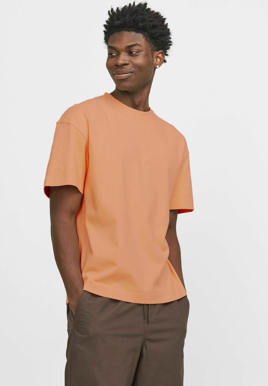 

Базовая футболка Kurzarm Dropped Shoulder Jack & Jones, цвет apricot ice