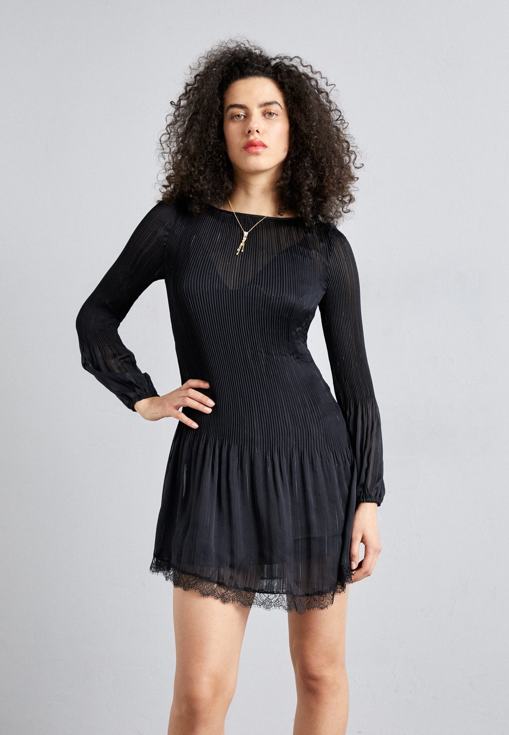 Элегантное платье Racky maje, цвет noir блейзер margot maje цвет noir