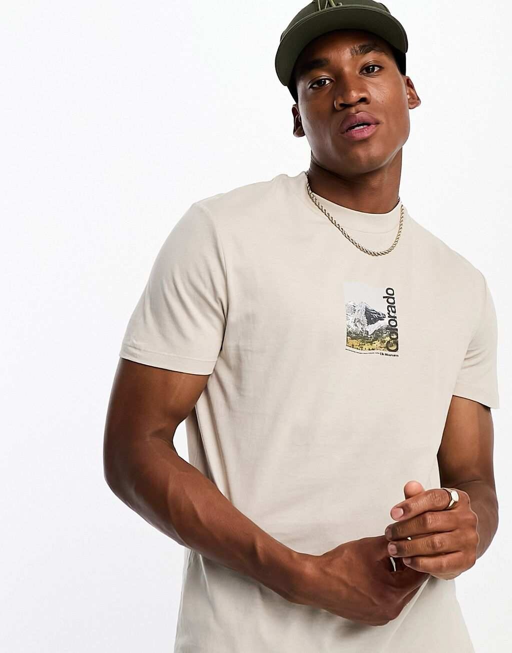 

Бежевая футболка с фотографическим принтом в виде гор на груди ASOS DESIGN