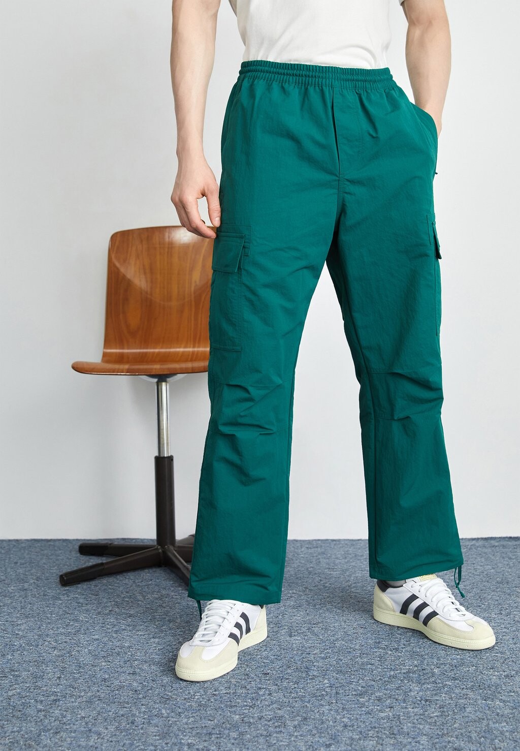 

Брюки-карго adidas Originals, зеленый