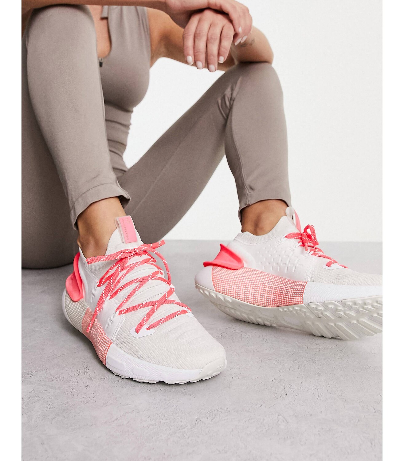 

Бело-розовые кроссовки Under Armour Running HOVR Phantom 3 RFLCT