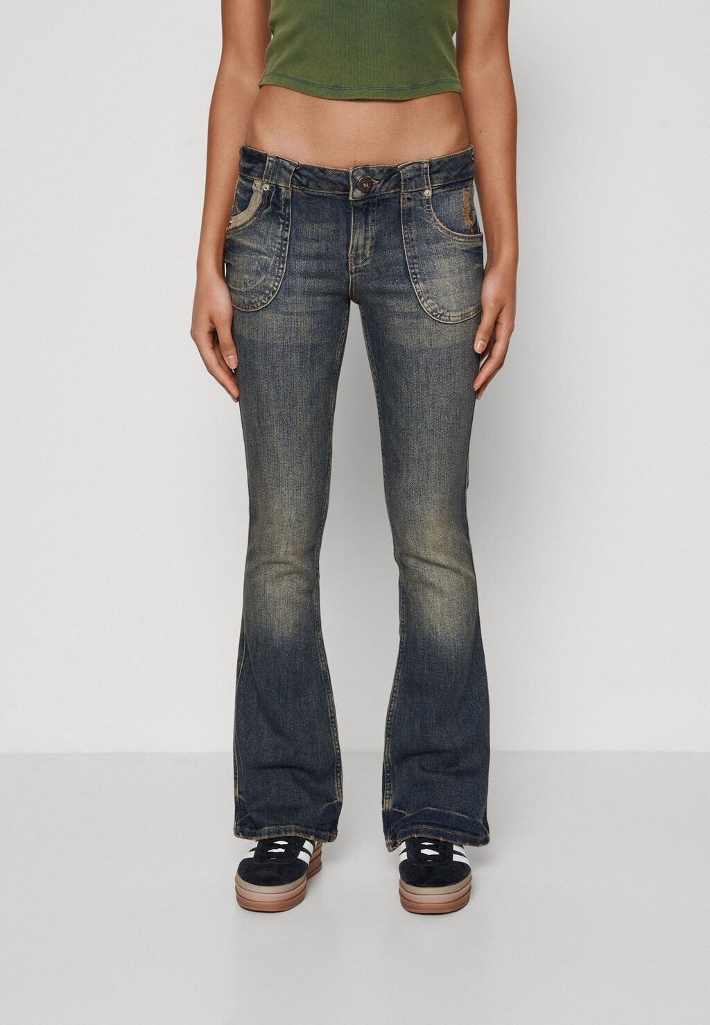 

Джинсы расклешенные Drip Tiana BDG Urban Outfitters, цвет dark vintage