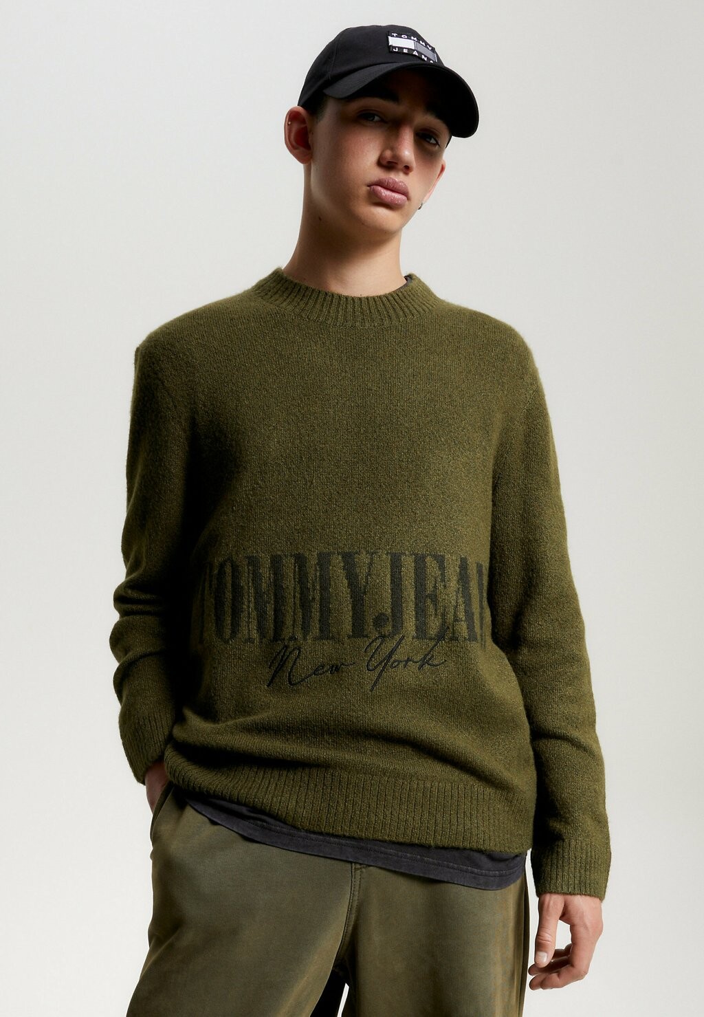 

Свитер ESSENTIAL TONAL NEW YORK LOGO Tommy Jeans, темно-оливковый, Зеленый