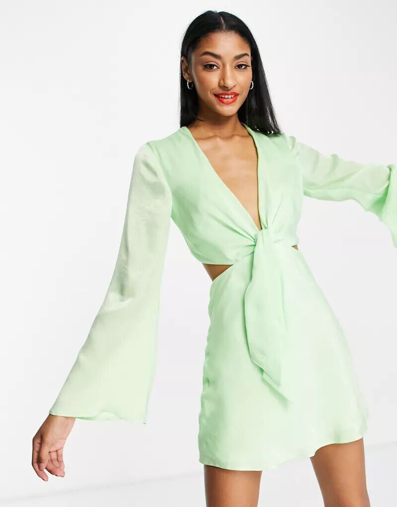 

Атласное мини-платье ASOS с расклешенными рукавами, завязкой спереди и вырезами по бокам