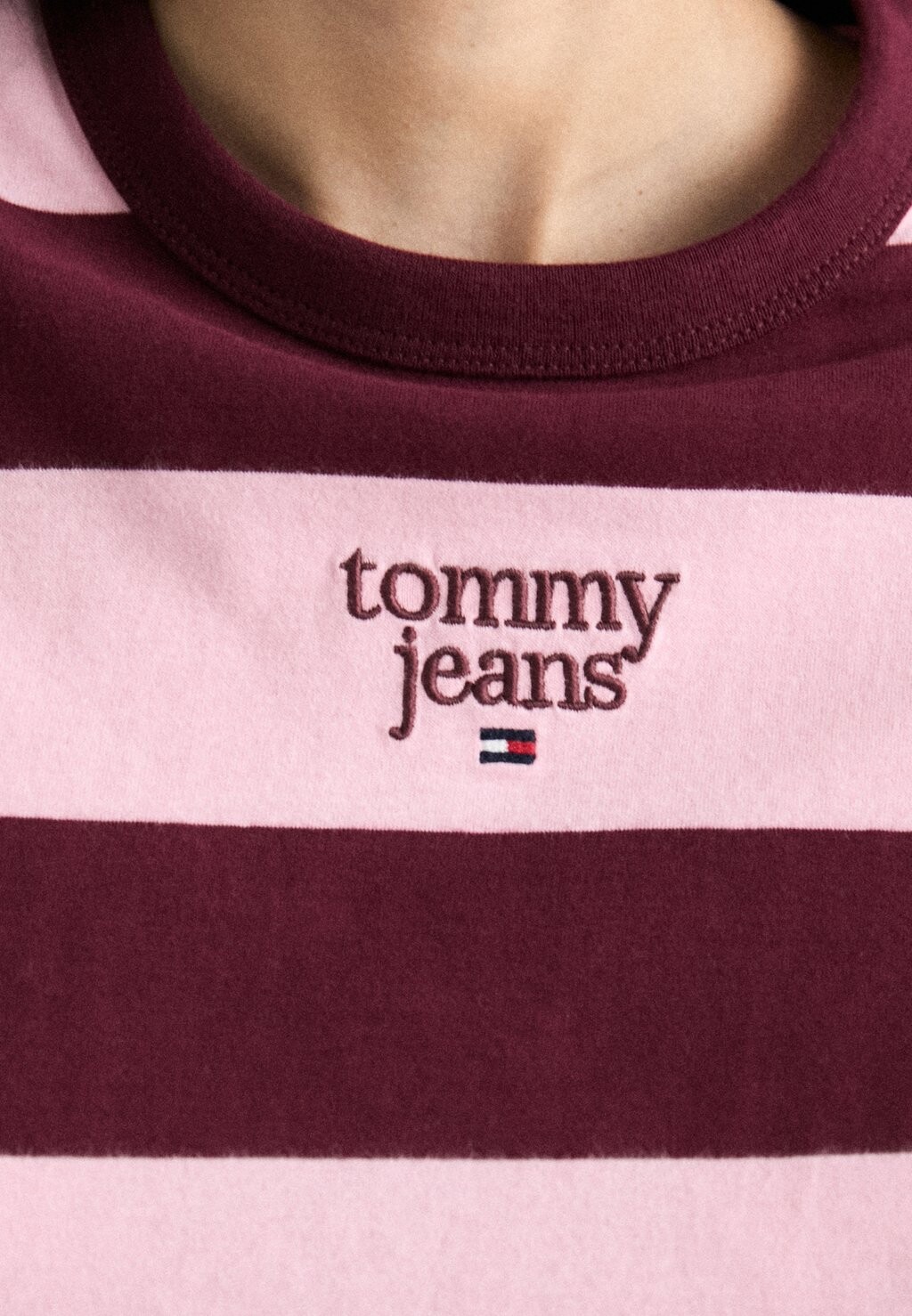

Принт на футболке LOGO TEE Tommy Hilfiger, Бордо
