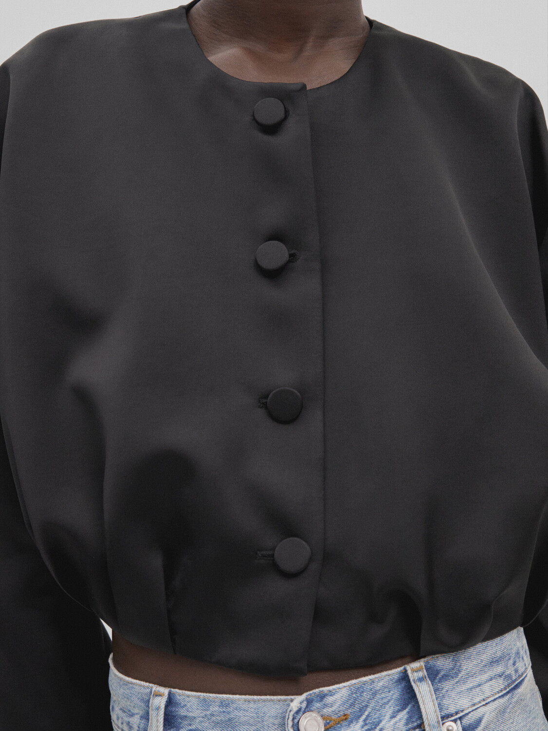 

Укороченный атласный бомбер Massimo Dutti, черный