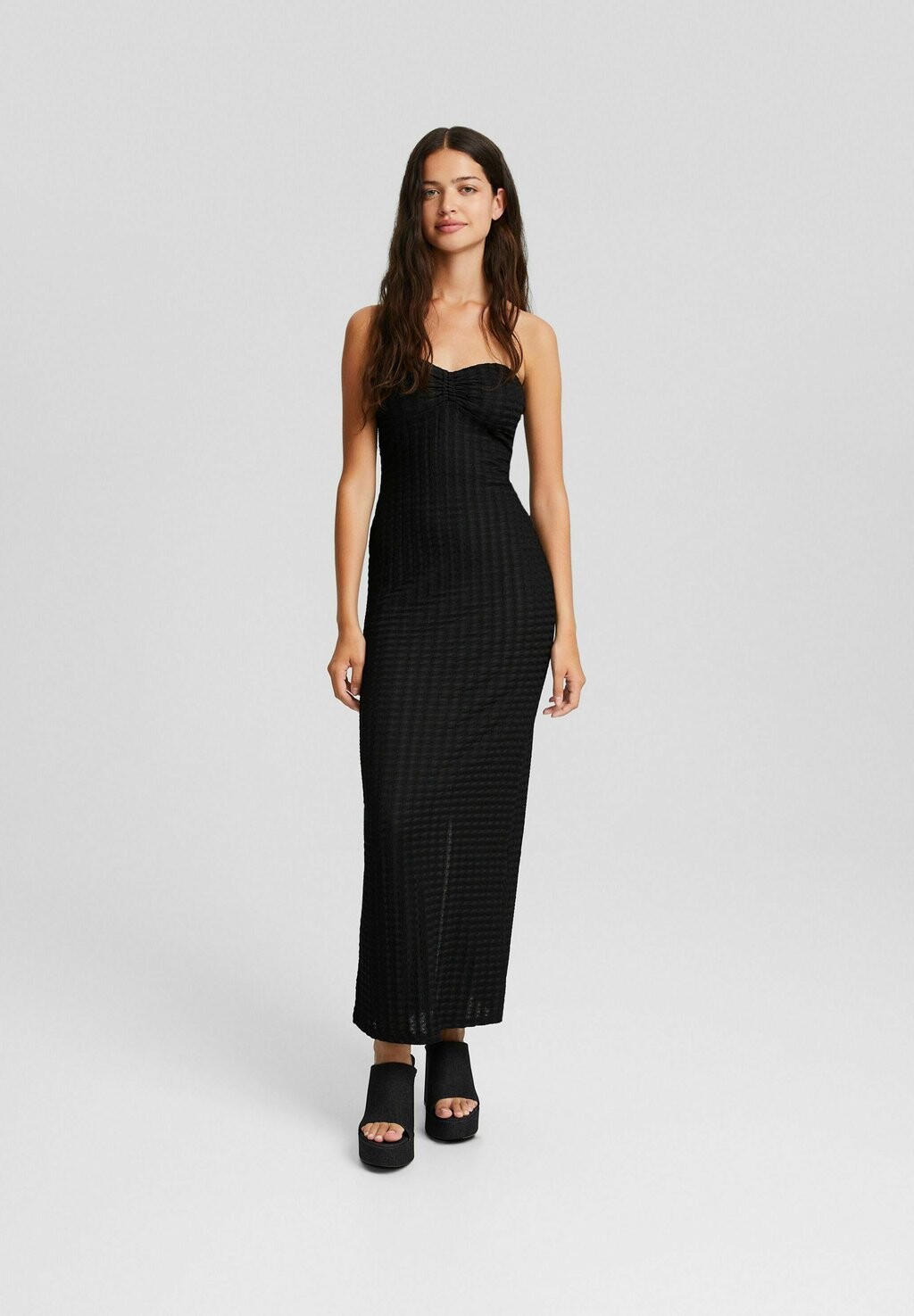 

Длинное платье Bershka, черный