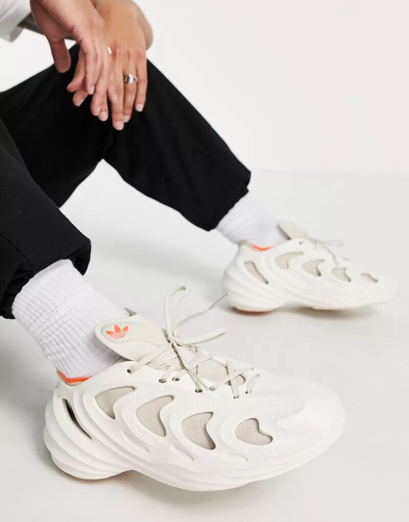 

Белые кроссовки adidas Originals adifom Q
