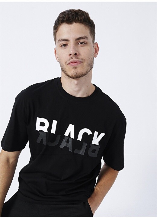 

Черная мужская футболка с круглым вырезом с принтом Black On Black, Черный
