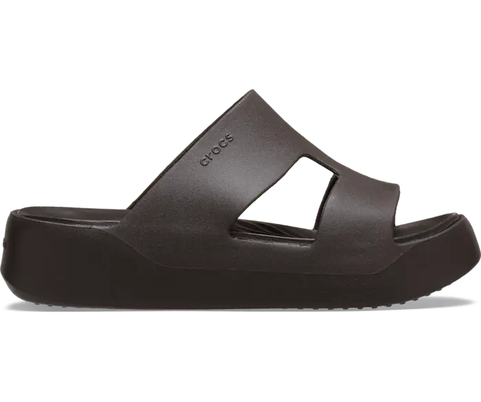 цена Шлепанцы на платформе Crocs женские, цвет Espresso