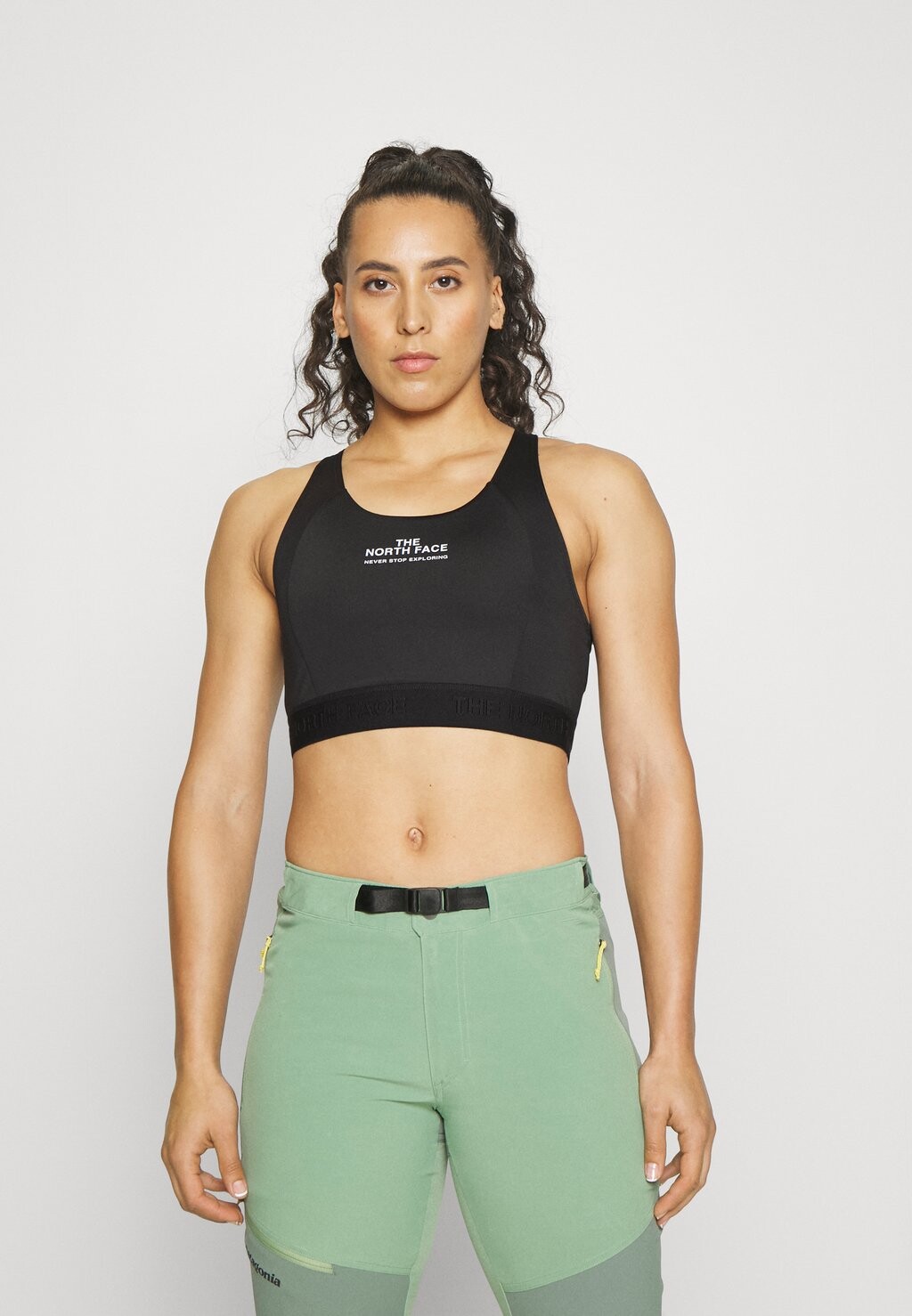 

Спортивный бюстгальтер со средней поддержкой The North Face, черный
