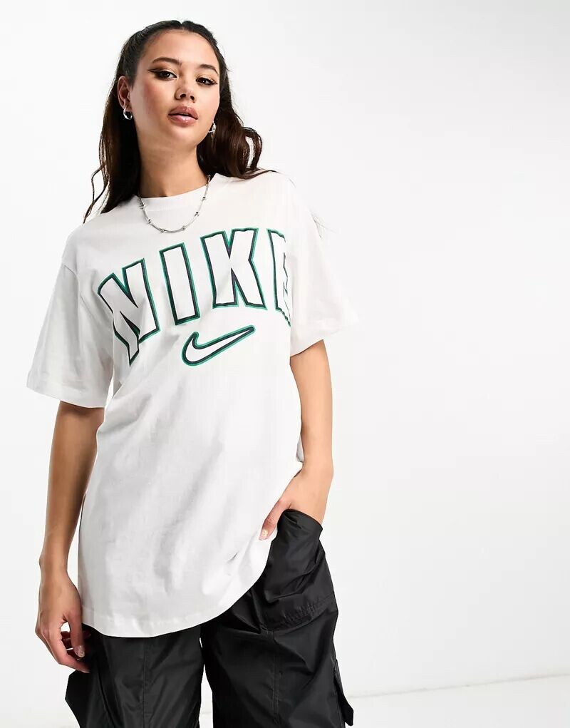 

Белая футболка бойфренда Nike Varsity