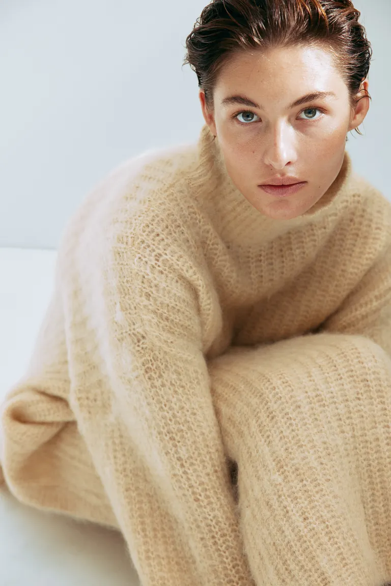 

Свитер из смесового мохера с низким воротником-поло H&M, бежевый