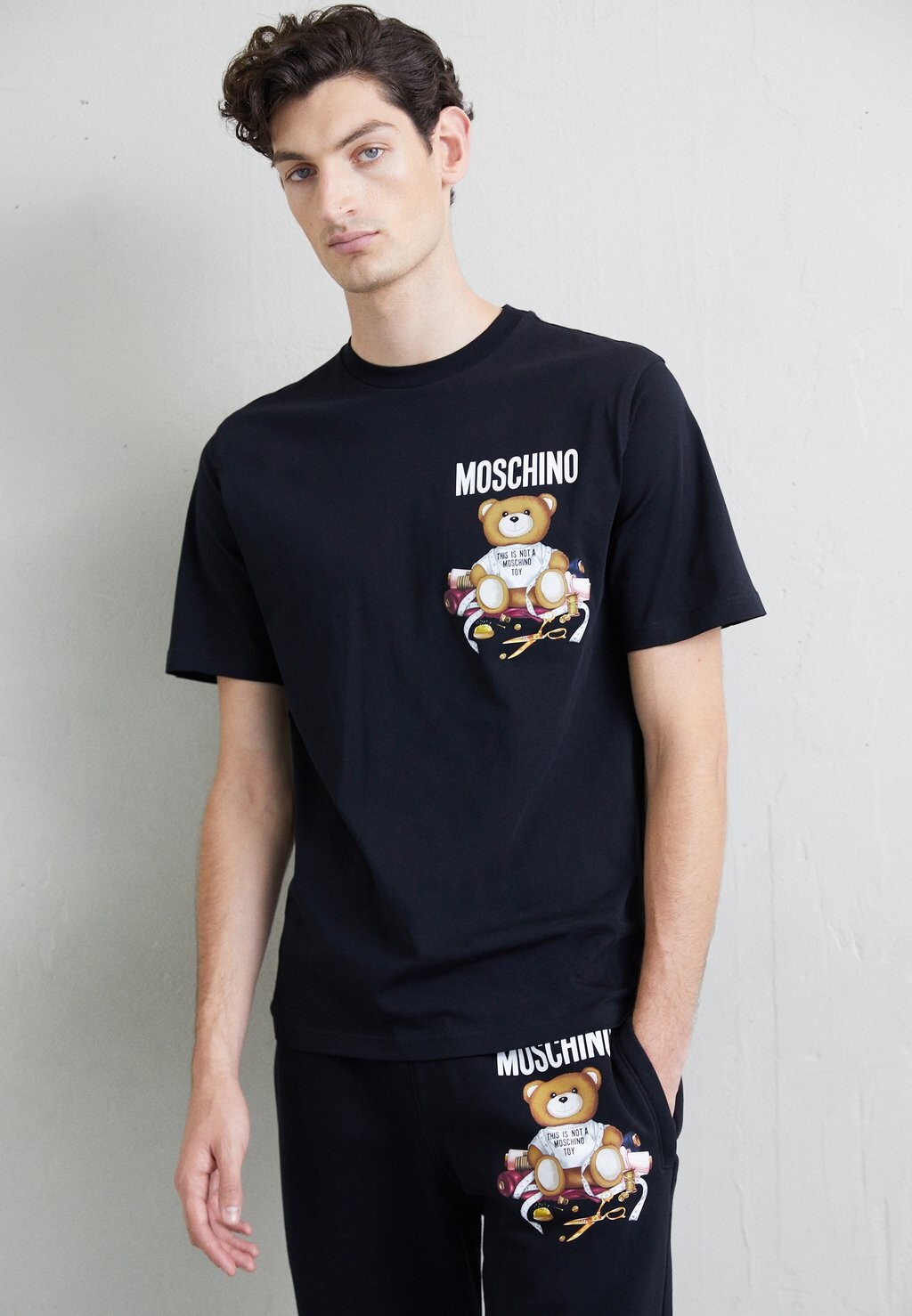 

Футболка с принтом MOSCHINO, черный