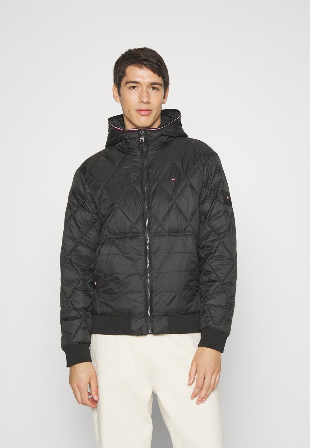 

Куртка Tommy Hilfiger ОДЕЖДА С КАПЮШОНОМ MIX, черный