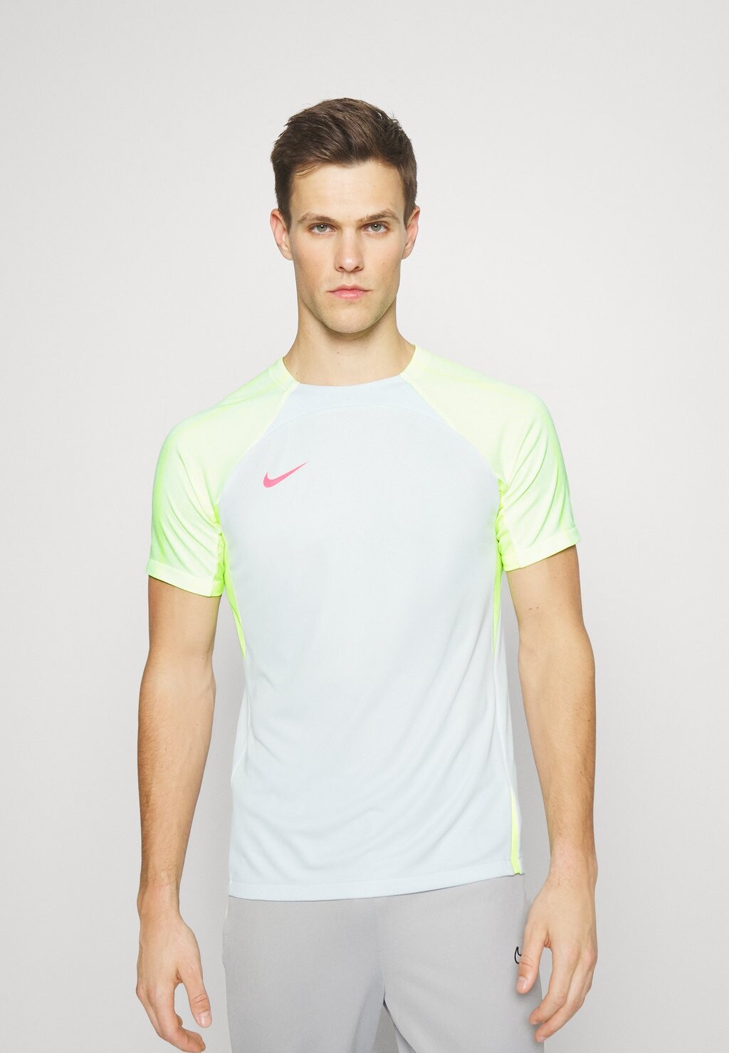 

Спортивная футболка Strike Ss Nike, цвет pure platinum/volt/hyper pink