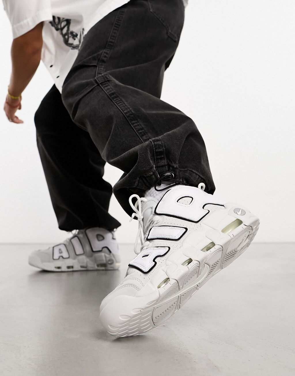 

Серые кроссовки Nike Air More Uptempo