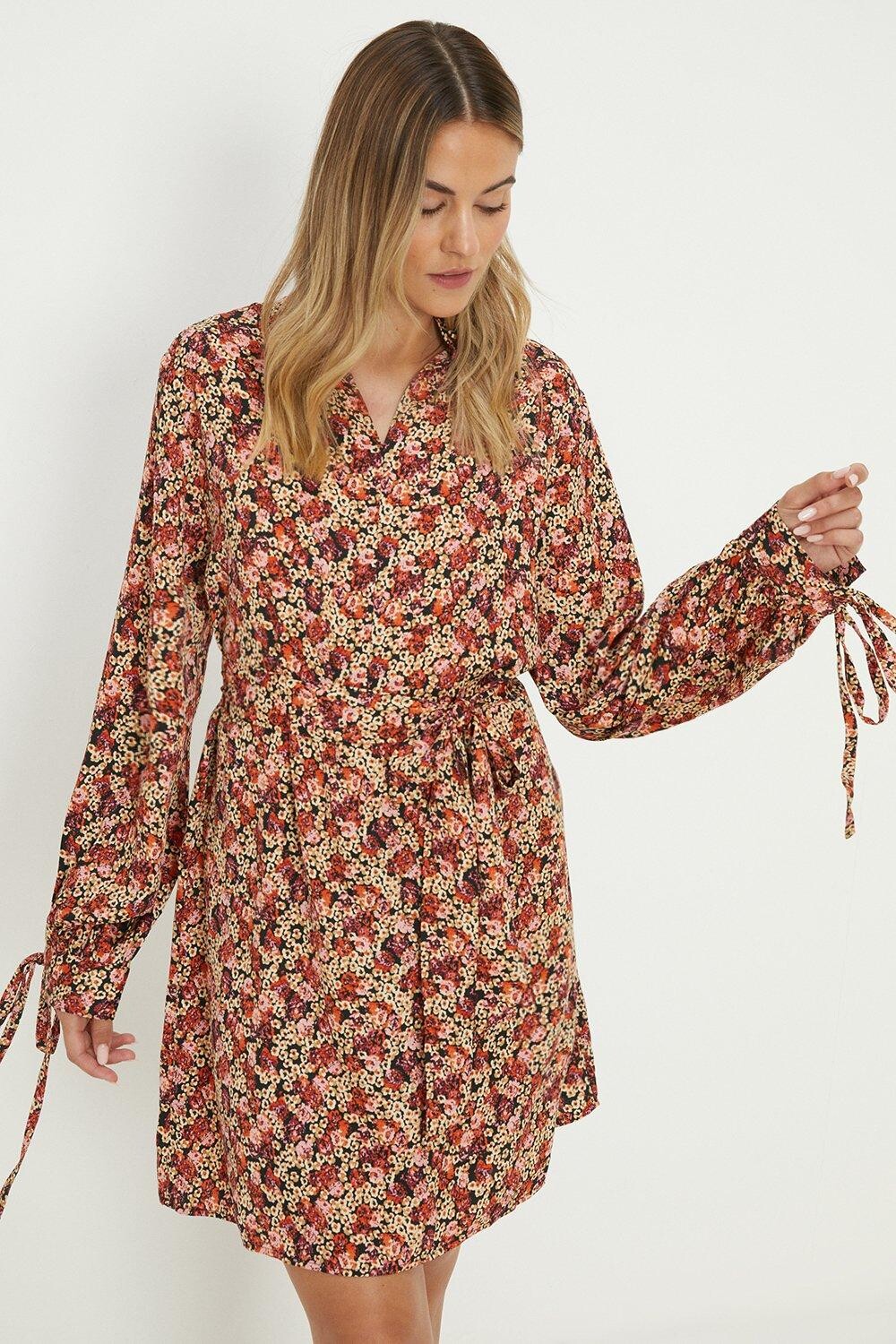 

Мини-платье Multi Ditsy с высоким воротником и поясом Dorothy Perkins, мультиколор
