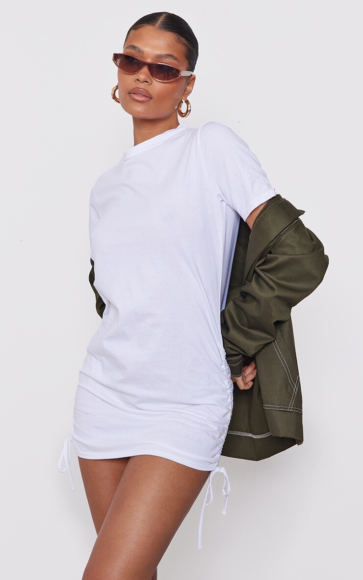 

PrettyLittleThing Белое хлопковое платье-футболка с короткими рукавами и рюшами по бокам