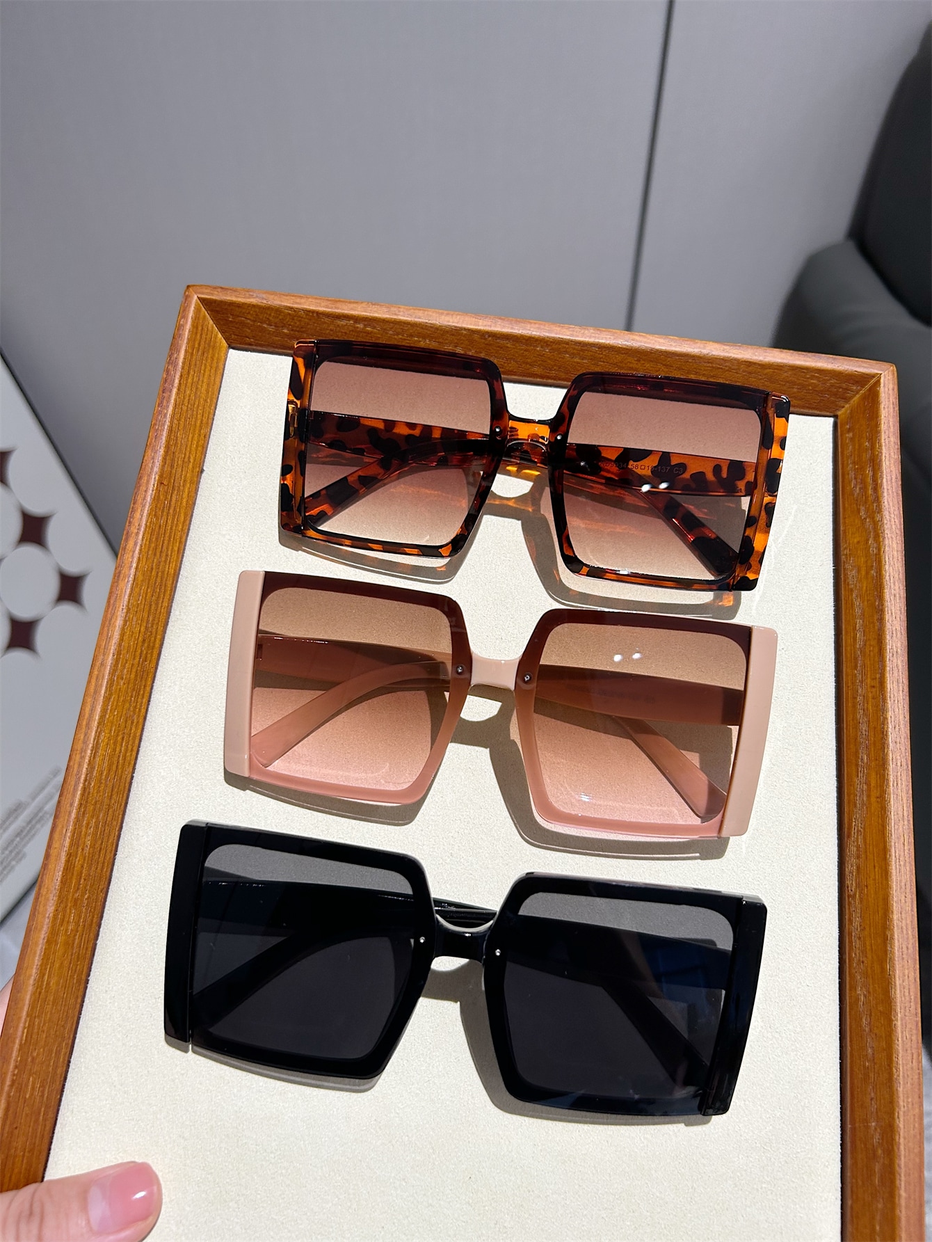 Розовые квадратные солнцезащитные очки большого размера цена и фото