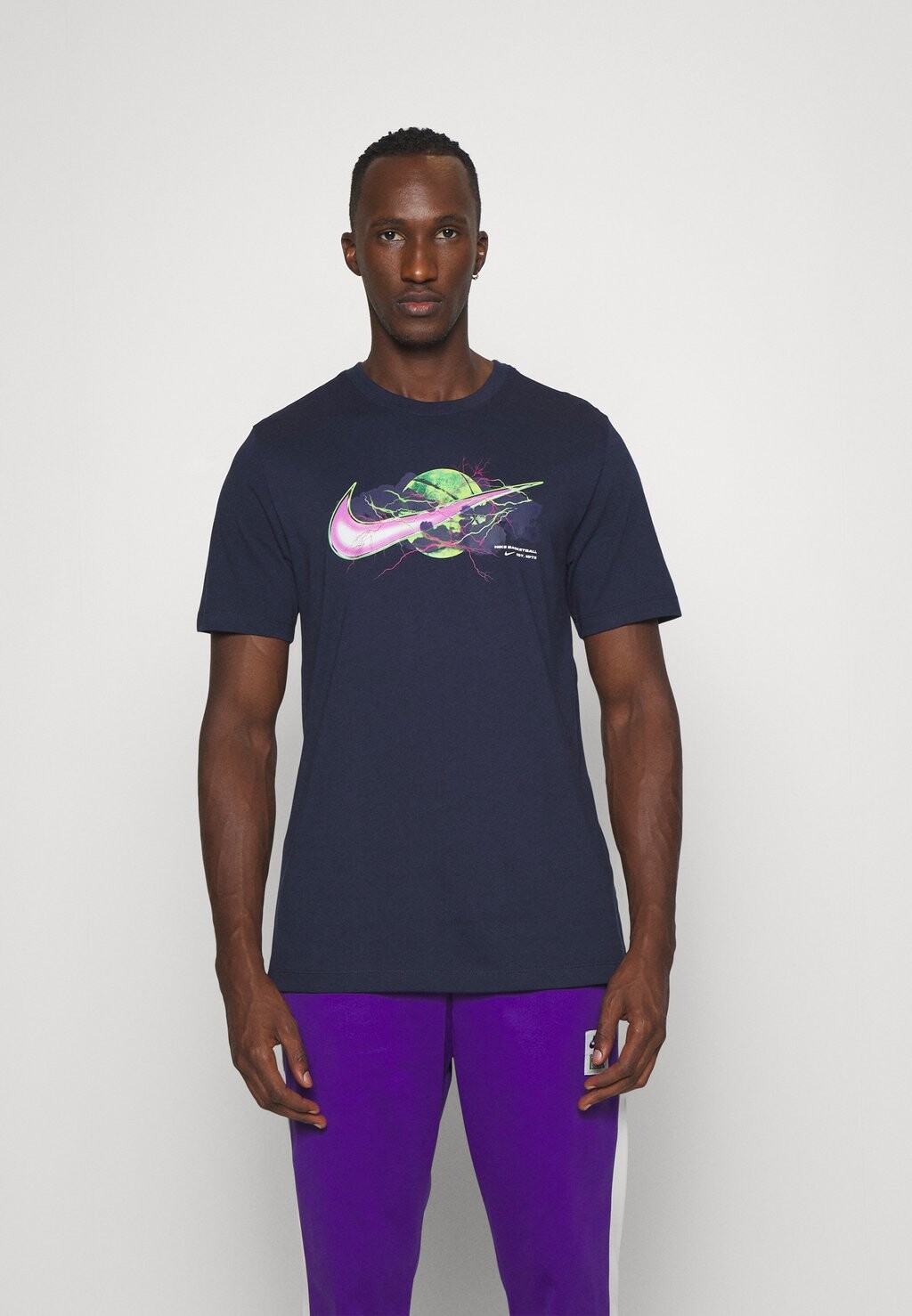 

Футболка с принтом TEE Nike, темно-синий