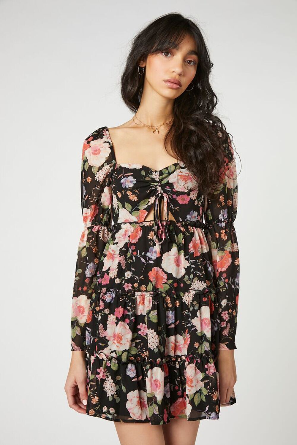 

Многоуровневое мини-платье с цветочным вырезом Forever 21, черный