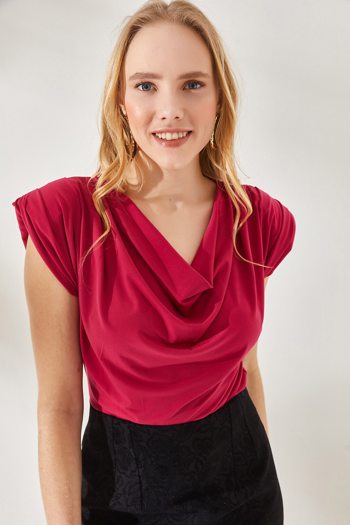 цена Женская свободная блузка цвета фуксии с мягким воротником Olalook, розовый
