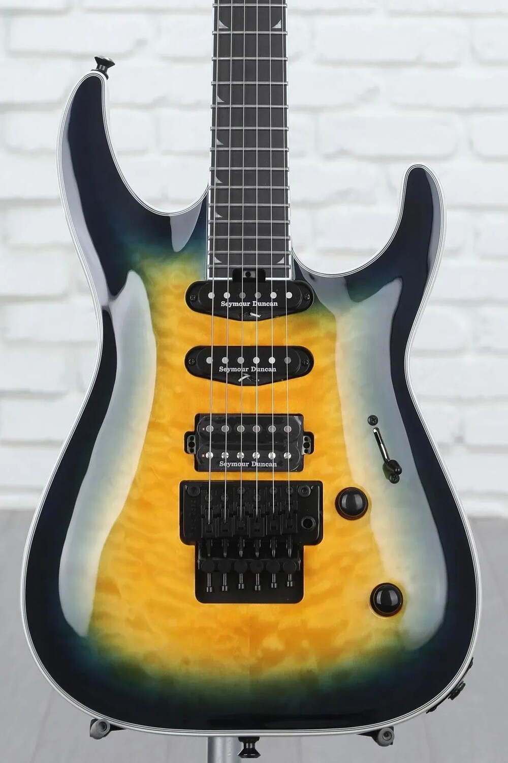 

Новая электрогитара Jackson Pro Plus Series Soloist SLA3Q — Amber Blue Burst