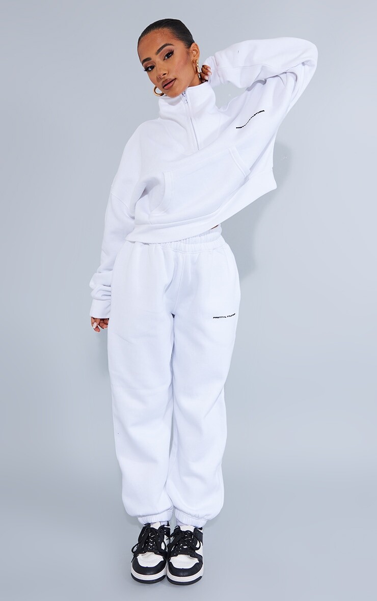 

PrettyLittleThing Petite Белый свободный джоггер