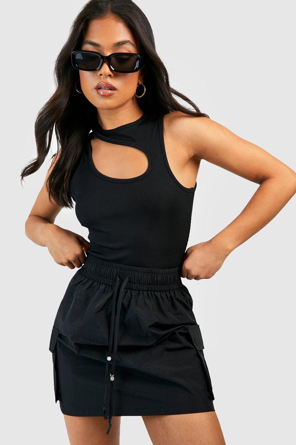 

Маленькая юбка-карго парашют на кузинке Boohoo, черный