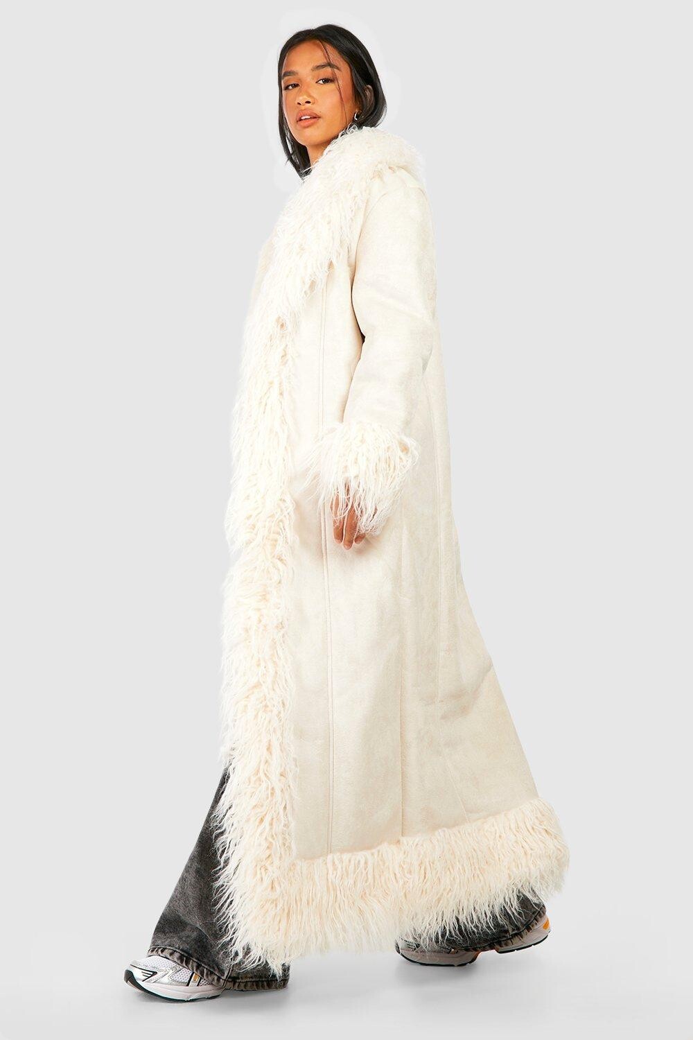 

Куртка Petite с отделкой из искусственного меха boohoo, белый