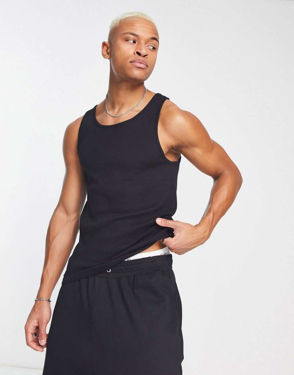 

Черный жилет Pull&Bear