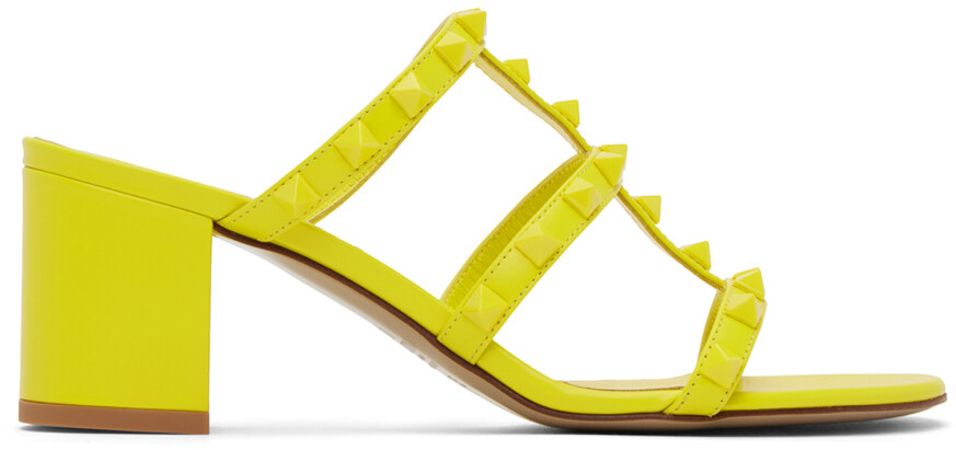 

Желтые босоножки на каблуке Valentino Garavani Rockstud