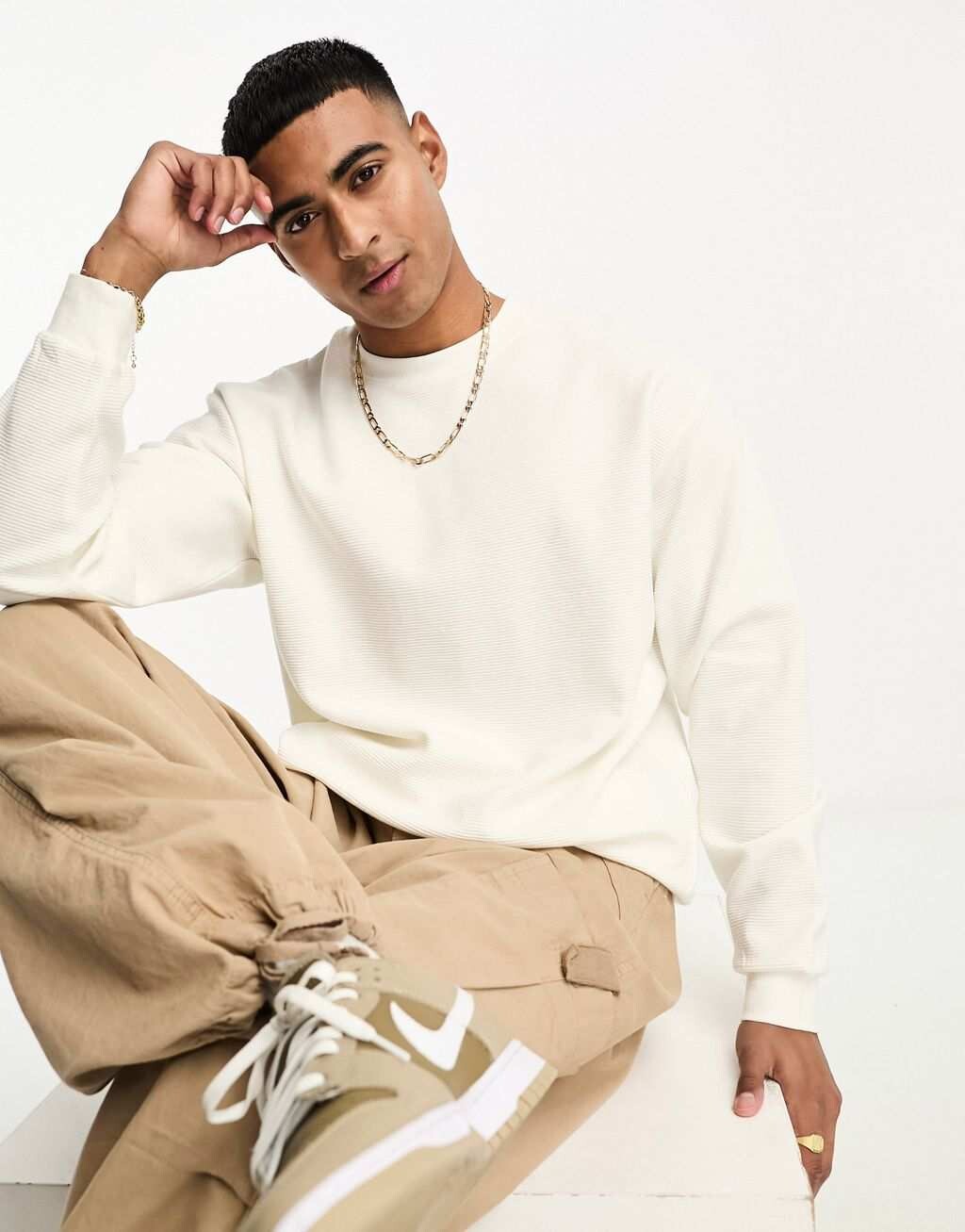 

Бежевый фактурный свитшот Pull&Bear с оттоманкой