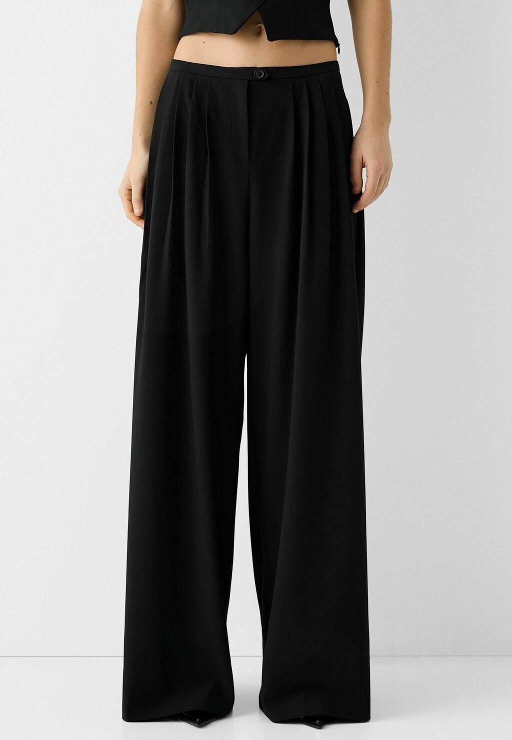 

Брюки из ткани WIDE Bershka, черный